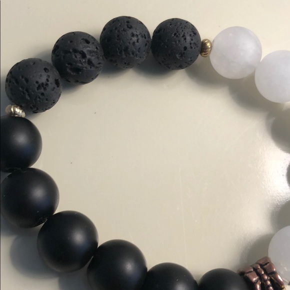 Onyx & lava rock bracelet with tassel - Picture 2 of 2